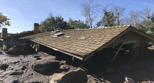 Bị chôn vùi trong vụ lở bùn, bé gái 2 tuổi thoát chết thần kỳ